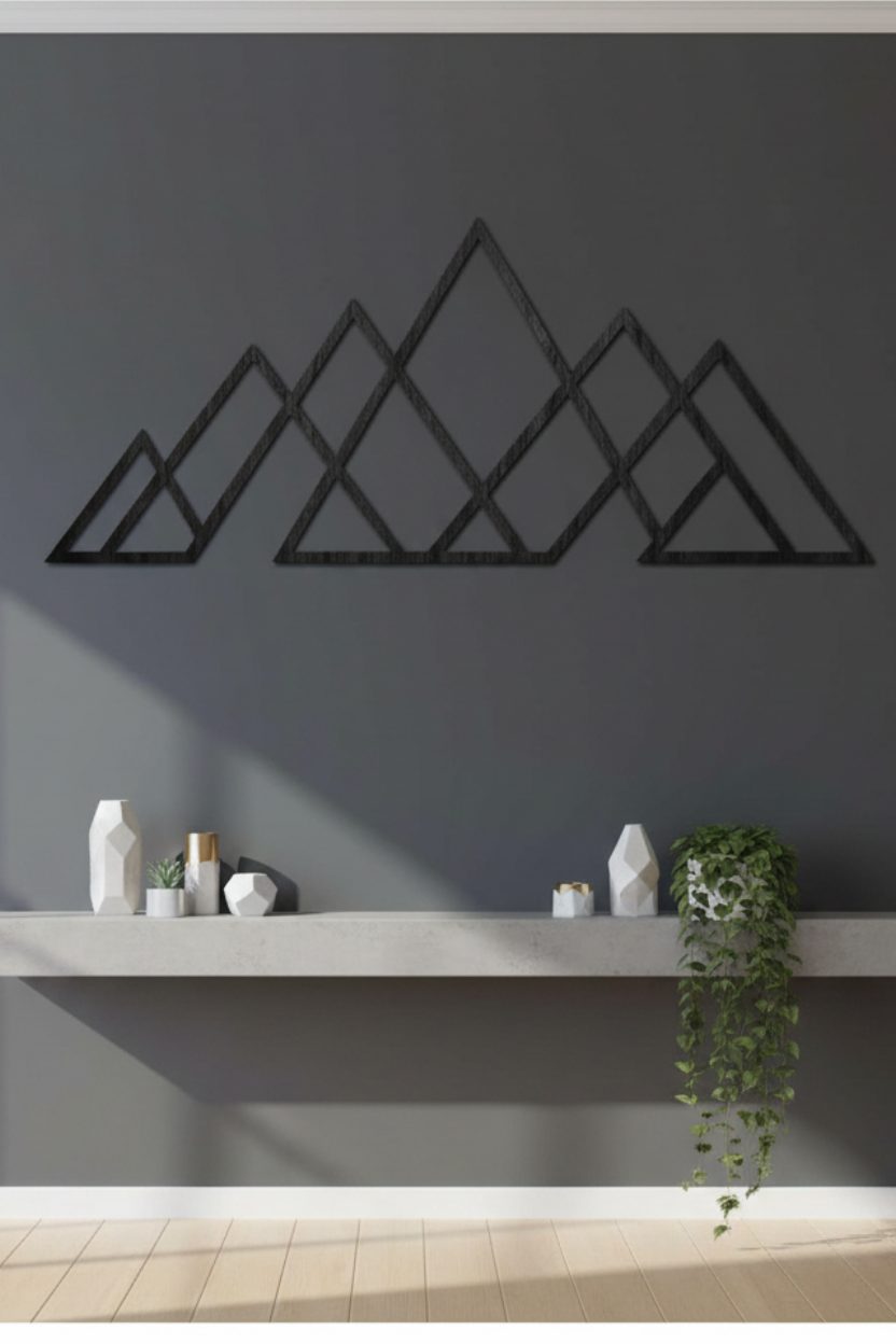 Geometrische bergen op antraciet muur boven betonnen zwevende plank, modern home office