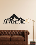 Adventure wanddecoratie op crème muur boven leren chesterfield bank, studeerkamer met messing lamp