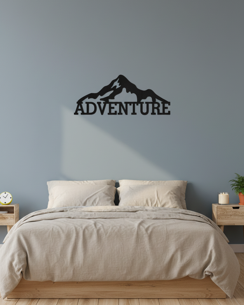Adventure wanddecoratie op dusty blue muur boven platform bed, minimalistisch slaapkamer