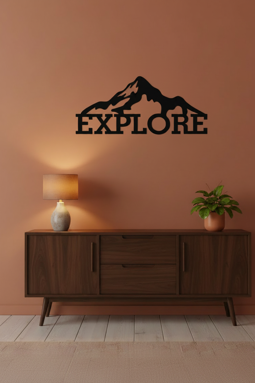 Explore wanddecoratie op terracotta muur boven walnoten dressoir, mid-century modern interieur