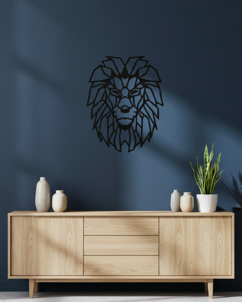 Geometrische leeuw op donkerblauwe muur boven eiken dressoir, Scandinavisch woonkamer