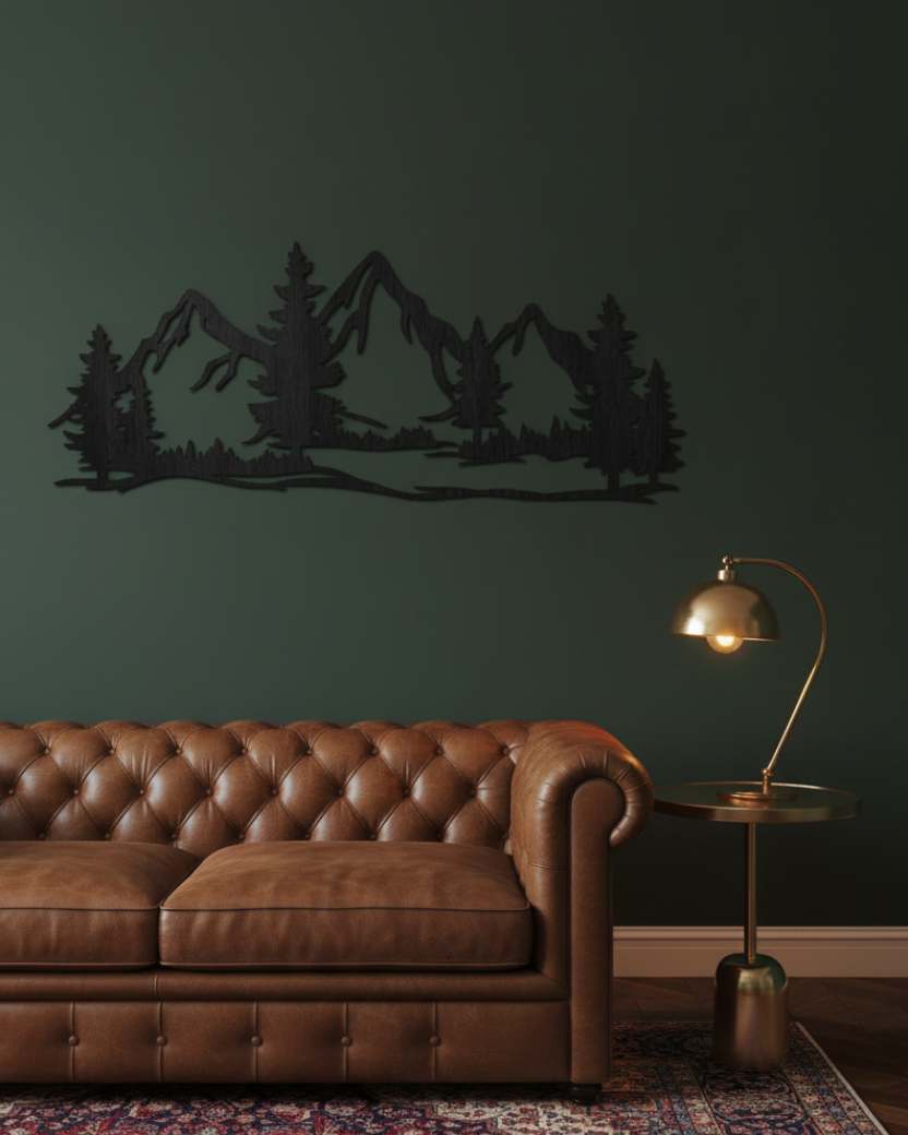 Bergen en bos wanddecoratie op donkergroene muur boven leren chesterfield bank, studeerkamer