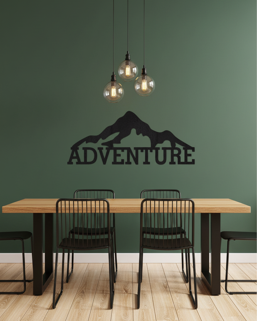 Adventure wanddecoratie op donkergroene muur boven eiken eettafel, urban loft interieur