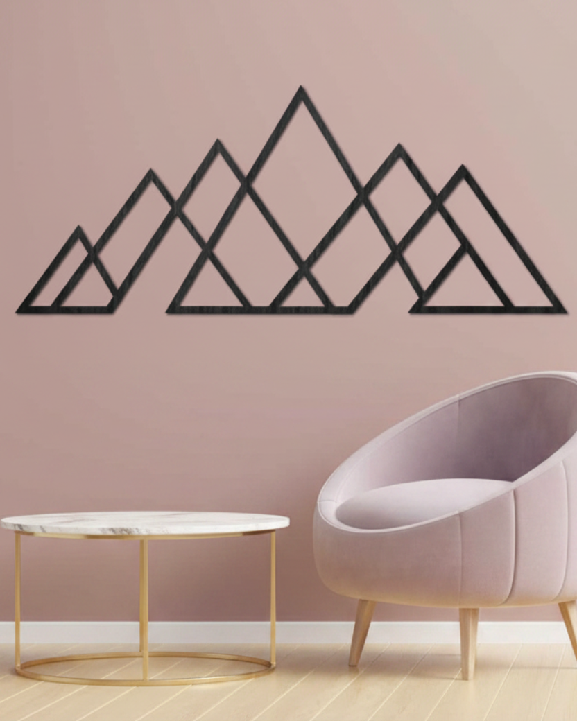 Geometrische bergen op dusty rose muur boven marmeren salontafel, modern glam interieur