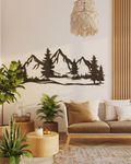 Bergen en bos wanddecoratie op crème muur boven linnen bank, boho interieur